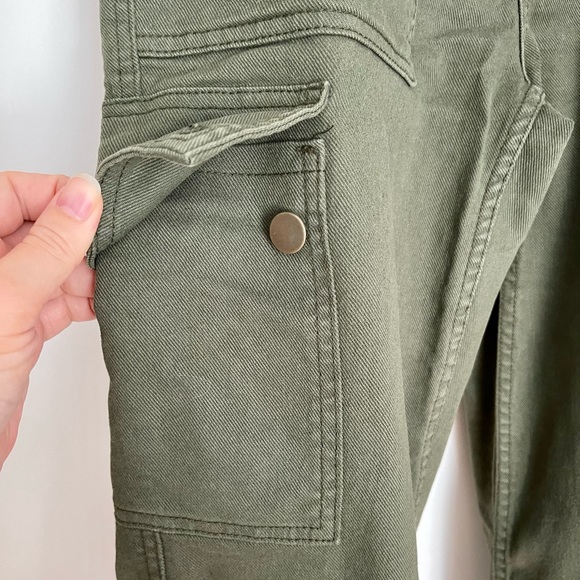 Hollister Ultra High Rise Mom Jeans - Picture 8 of 9